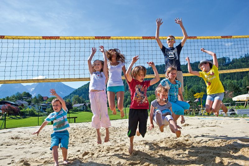 Kinder auf Volleyballplatz