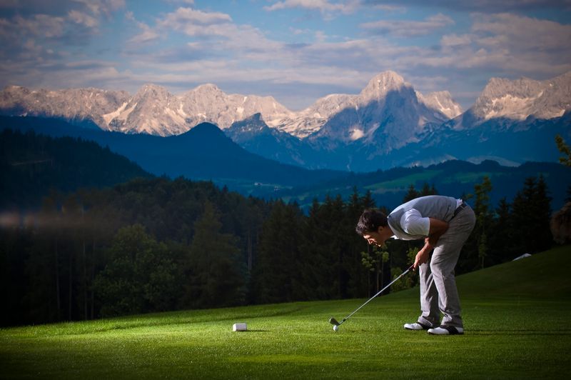 Mann beim Golfen