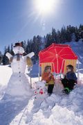 Kinder unter dem Schneeschirm