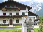 Welless- und Familienurlaub in Tirols wunderschöner Bergwelt. In der Pension Wallnöfer fühlen sie sich garantiert wohl.