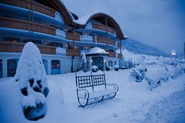 Wenn sich über das Ahrntal der Pulverschnee wie ein weißer Schleier legt und die Natur unter sich zudeckt, haben Sie die einmalige Gelegenheit das Tal und seine Skigebiete in seiner winterlichen Einzigartigkeit kennenzulernen. Die Skiarena Ahrntal (mit seinen Skigebieten Klausberg und Speikboden) ist ein wahres Paradies für alle Wintersportler. Und nach dem Skifahren genießen Sie wohltuende und entspannende Momente im Alpin Royal.
