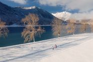 Direkt am Achensee entlanggleiten, vor dem wunderschönen Karwendel-Panorama – in einer Landschaft, die Stille atmet und aus den Farben weiß & blau gemalt zu sein scheint … so schöne Loipen gibt es selten.
