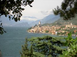 Trascorrete la vostra vacanza sul Lago di Garda in primavera, l'epoca più incantevole dell'anno. In questo periodo qui fa già caldo e si può godere pienamente dell'eccezionale paesaggio e l'atmosfera del lago. Passeggiate tra le tortuose stradine dei paesi intorno al lago e attraversate lo splendido Parco Giardino Sigurtà - uno dei cinque più bei parchi del mondo.