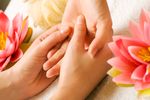Revitalising hand and foot massage with chamomile cream - The nurturing and smoothing effects of chamomile have a positive effect on the natural ageing process of the skin.