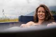 Einmal Moor-Schnuppern - Relax. Refresh. Recharge. Erleben Sie die 10.000 Jahre alte Kraft der Natur. In einem einmaligen Badeerlebnis im klassischen Holzzuber. Mit kompetenter und fürsorglicher Betreuung, ausgiebiger Nachruhe und kuscheligem Bademantel. Erholung nach alter Tradition. Auf neuen Wegen.