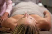 Komplexe physikalische Entstauungstherapie (KPE) - Diese  Therapieform verbindet energetische Ausgleichsstriche, sanftegroßflächige und beruhigende Drainagegriffe, Entstauungsübungen(Bewegungs- und Atemtherapie) und Kompression zur Entlastung desLymphsystems, Ausleitung sowie Mobilisierung der Energiebahnen.