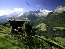 In estate l’ambiente naturale della Valle Aurina è una regione che offre grandi possibilità di escursioni, passeggiate e salite, dai facili sentieri escursionistici fino ai percorsi più impegnativi per esperti appassionati della montagna.In Valle Aurina le ferrovie di montagna Monte Chiusetta e Monte Spico trasportano gli escursionisti tranquillamente e in tutta sicurezza a circa 1.600 m di altezza, dove si apre, di fronte a tutti gli amanti della natura, un’area escursionistica alpina con panorami mozzafiato sulle 80 vette da tremila metri.