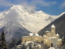 Godetevi i meravigliosi giorni dell'Avvento in Valle Aurina.  Passeggiate in mezzo ad un magnifico paesaggio invernale ed entrate nello spirito dell'Avvento con una visita al mercato natalizio di Brunico. Il comprensorio sciistico Valle Aurina dispone ora di condizioni di neve e piste perfette