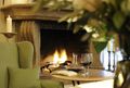 Offenes Kaminfeuer in der Hotellobby