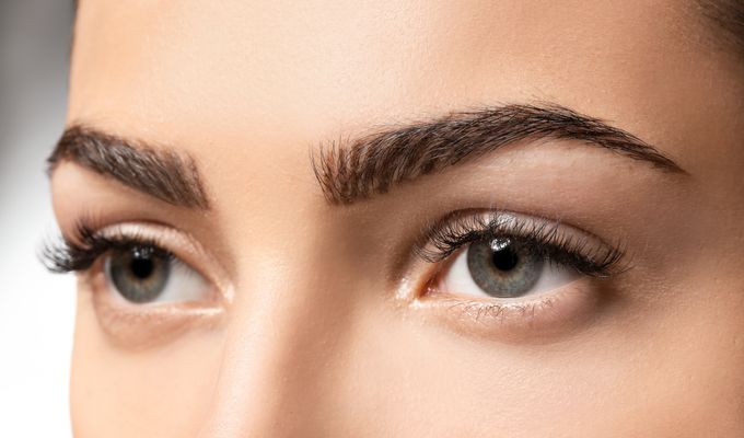 AUGENBRAUEN & WIMPERN FÄRBEN