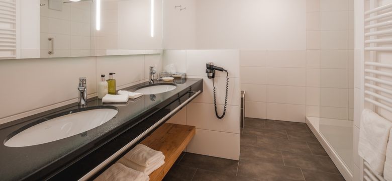 Schüle's Gesundheitsresort & Spa: Holunder mit großem Südbalkon oder Südterrasse und Panoramablick (58 m²) image #7