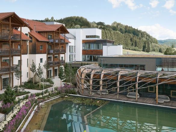 Blick auf die Goldlaub Seelounge und den Schreinerhof