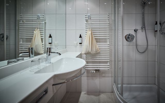Badezimmer Juniorsuite Schatzkammer Designhotel Sonnhof by Vitus Winkler