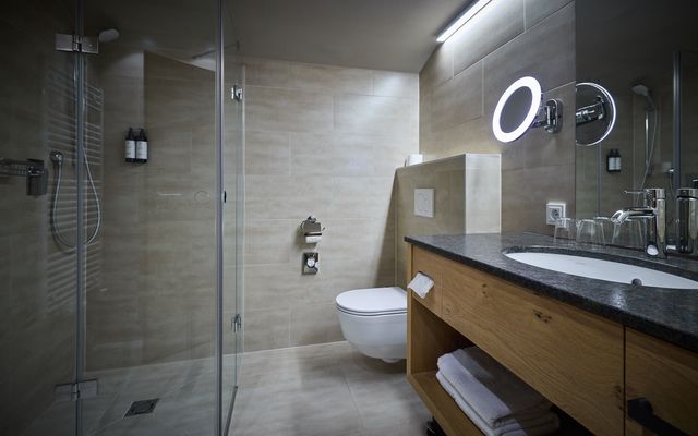 Badezimmer Dopplezimmer Schatzkammer Sonnhof by Vitus Winkler