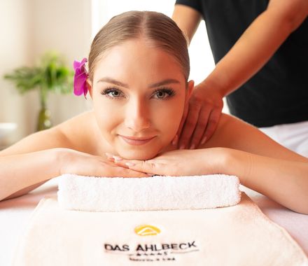 Aromaöl-Rückenmassage - DAS AHLBECK HOTEL & SPA