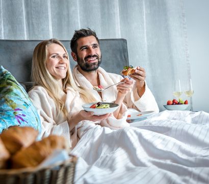 Angebot: Honeymoon 2026 - Hüttenhof - Wellnesshotel  & Luxus-Bergchalets ****S