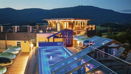 Dachpooldeck nach Sonnenuntergang