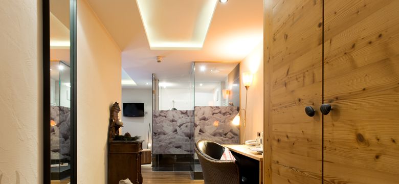 Berghotel Schlossanger Alp: Vorderes FELSENzimmer image #2