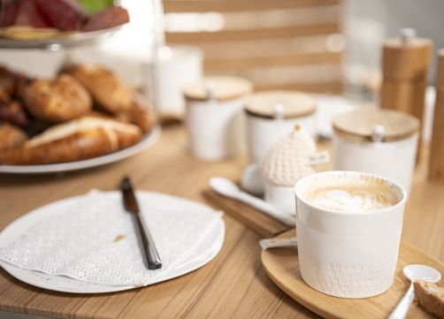 Biohotel Chez Douverne: Frühstück - Hästens Boutique Biohotel – chez Douverne, Sommerach, Fränkisches Weinland, Bayern, Deutschland