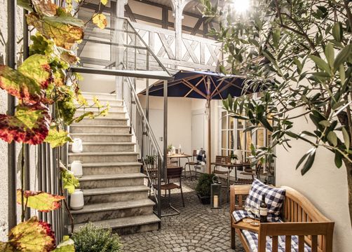 Biohotel Chez Douverne: Terrasse - Hästens Boutique Biohotel – chez Douverne, Sommerach, Fränkisches Weinland, Bayern, Deutschland