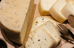 BIO HOTEL Gran Fodà: Frühstücksbuffet mit Käseecke - Alpine Hotel Gran Fodà, St. Vigil in Enneberg, Dolomiten, Trentino-Südtirol, Italien