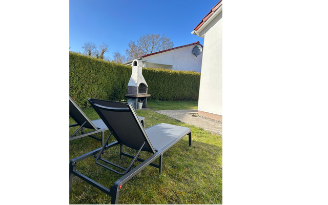 Sonnenliegen im Garten